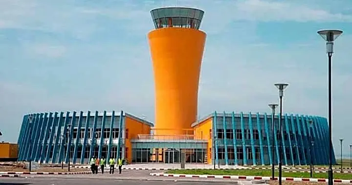 Tour de contrôle et terminal de l'aéroport international de N'Djili à Kinshasa
