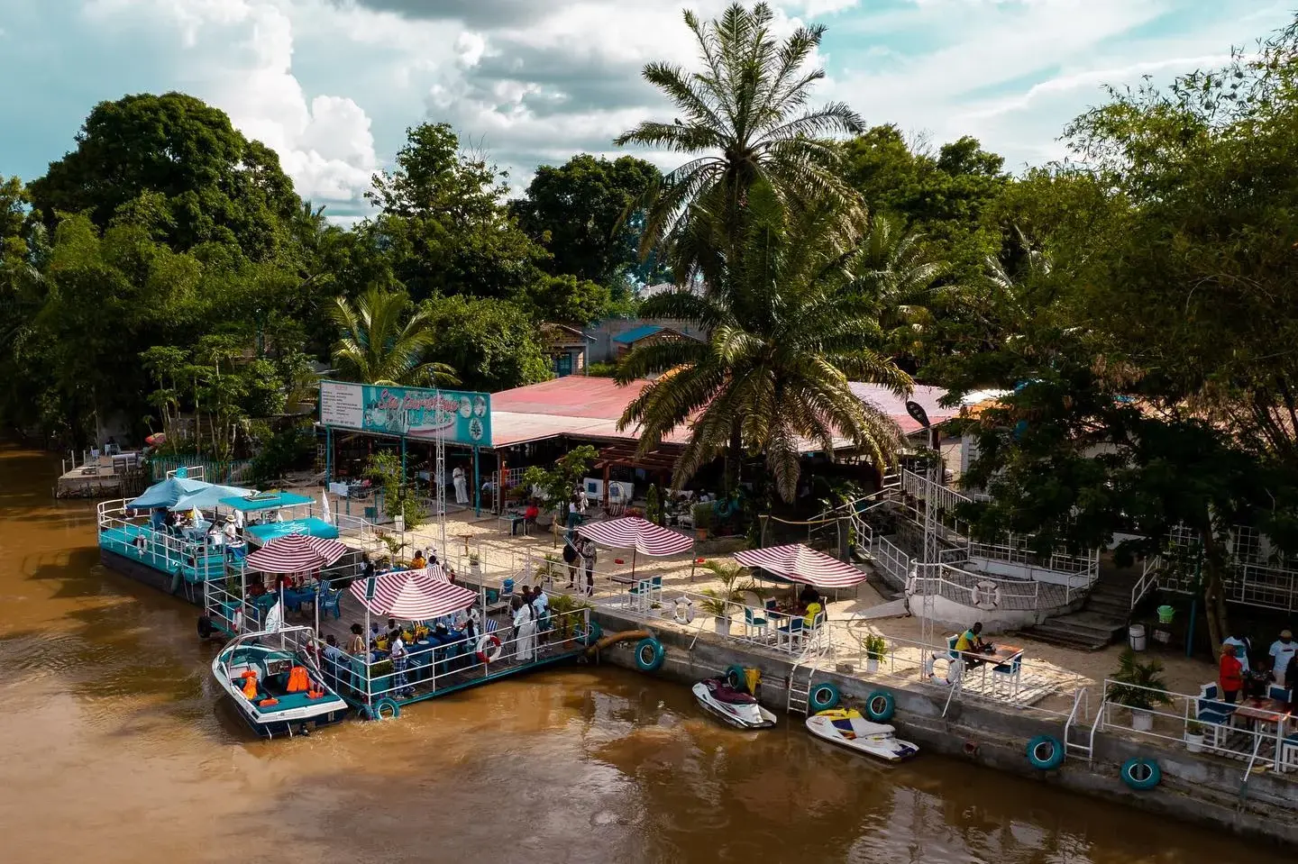 La Sablière, piscine et jetée sur la rivière Nsele à Mombele, Kinshasa
