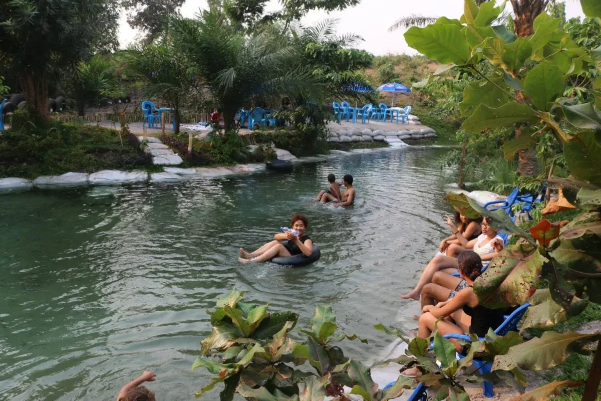 Les Pieds dans l'Eau, restaurant au bord du fleuve Congo, Kinshasa