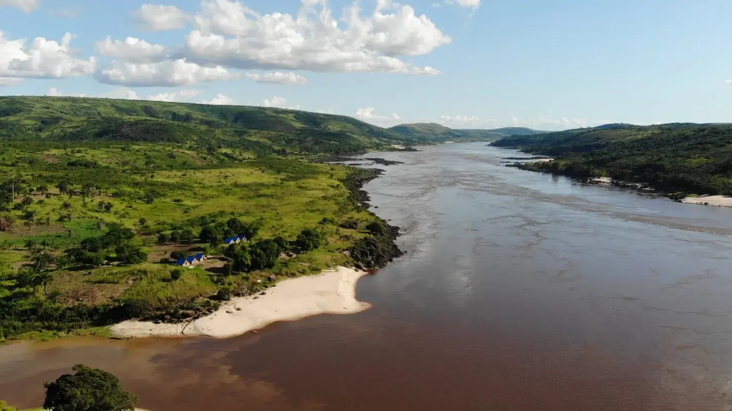 Plage de sable blanc et rochers sur le fleuve Congo — Mfuti Plage, Lutendele, Kinshasa