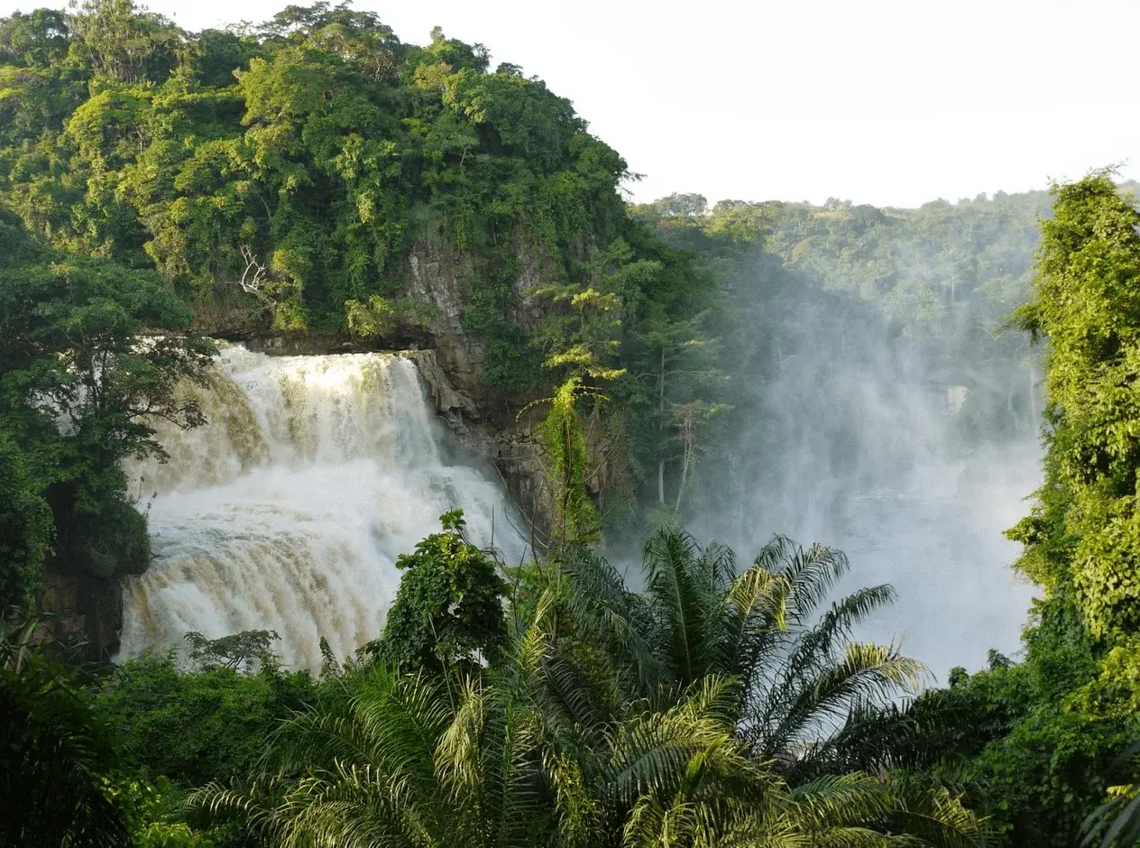Seli Safari Resort à Zongo, Congo — vue sur les chutes