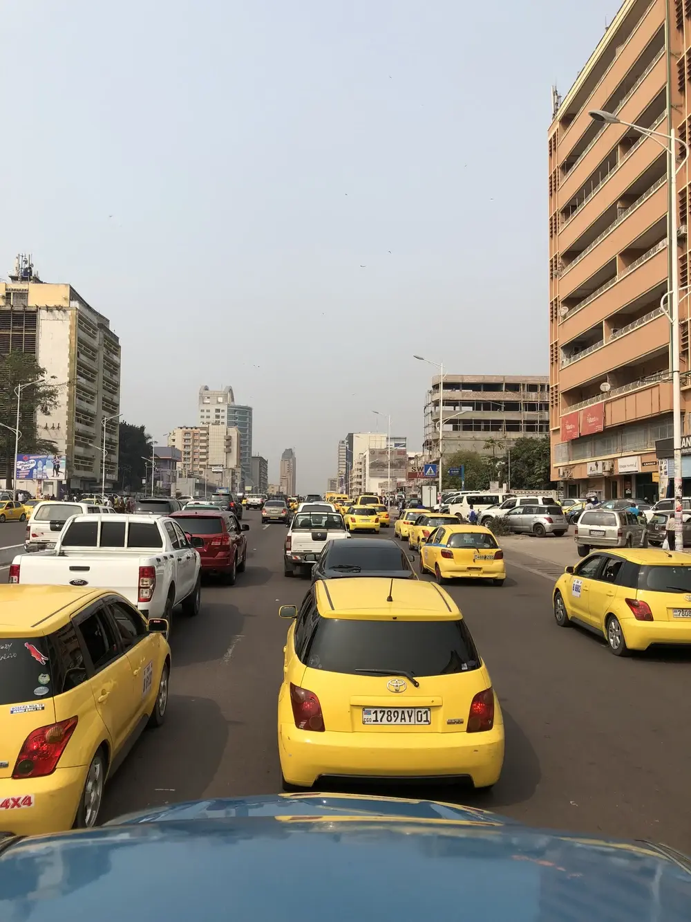 Circulation dense de taxis jaunes sur le Boulevard du 30 Juin à Gombe, Kinshasa